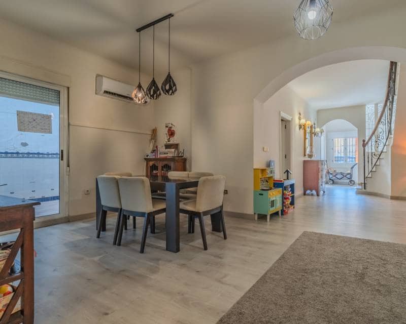5 bedroom Apartment for sale in Guardamar del Segura - € 349,000 (Ref: 10043426)