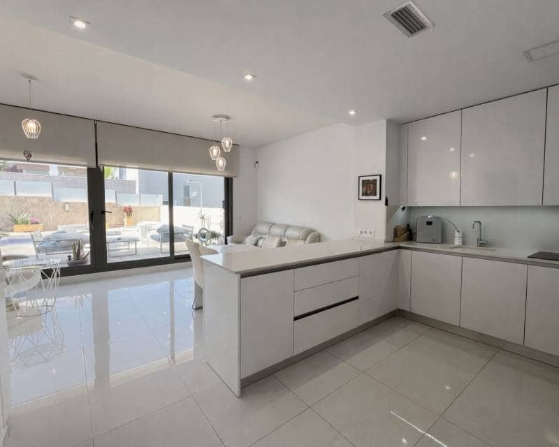 3 soveværelse Villa til salg i Orihuela Costa med swimmingpool - € 460.000 (Ref: 10052021)