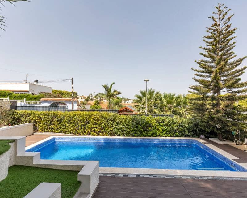 Chalet de 5 habitaciones en Los Balcones en venta con piscina - 849.000 € (Ref: 10057272)