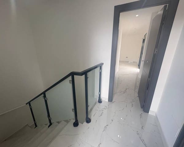 Chalet de 4 habitaciones en Dehesa de Campoamor, Orihuela en venta con piscina - 985.000 € (Ref: 10076876)