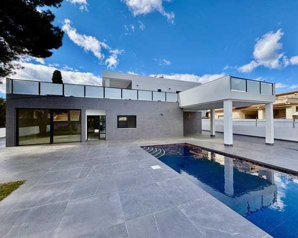 Chalet de 4 habitaciones en Dehesa de Campoamor, Orihuela en venta con piscina - 985.000 € (Ref: 10076876)