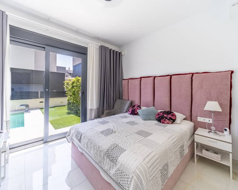 4 soveværelse Villa til salg i Orihuela Costa med swimmingpool - € 759.000 (Ref: 10088493)