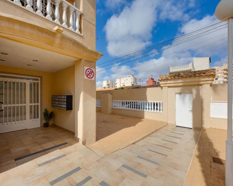 2 bedroom Apartment for sale in Torrevieja with pool - € 164,969 (Ref: 10094817)