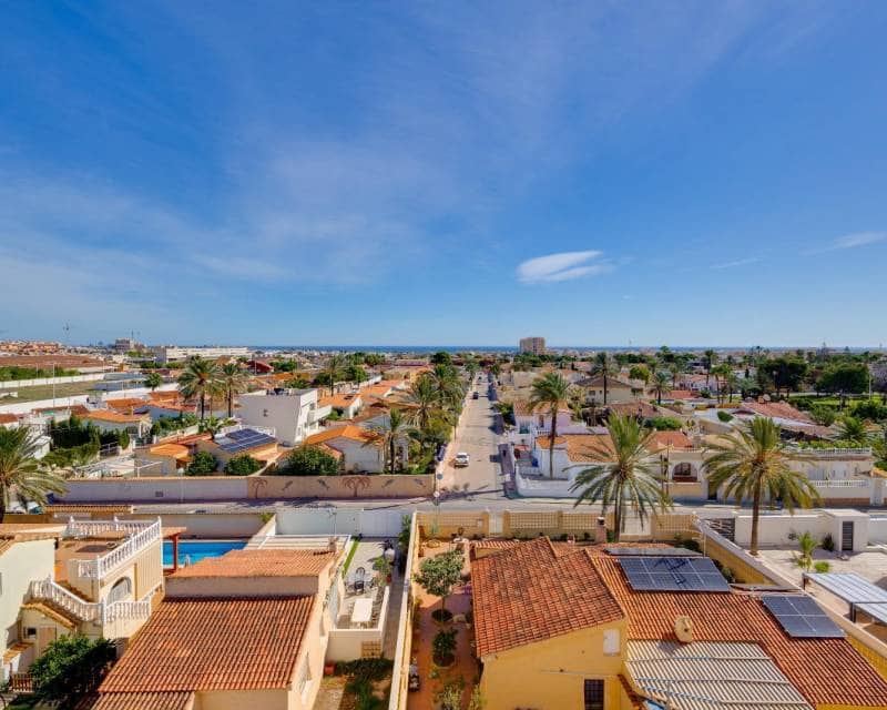2 bedroom Apartment for sale in Torrevieja with pool - € 164,969 (Ref: 10094817)