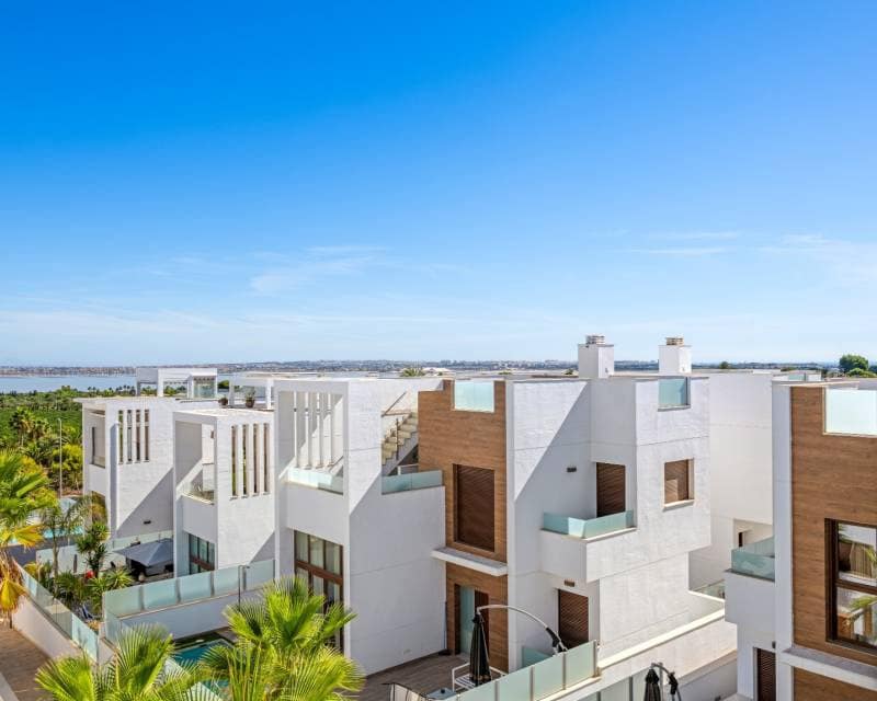 2 soverom Penthouse til salgs i Torrevieja med svømmebasseng - € 295 000 (Ref: 10094818)