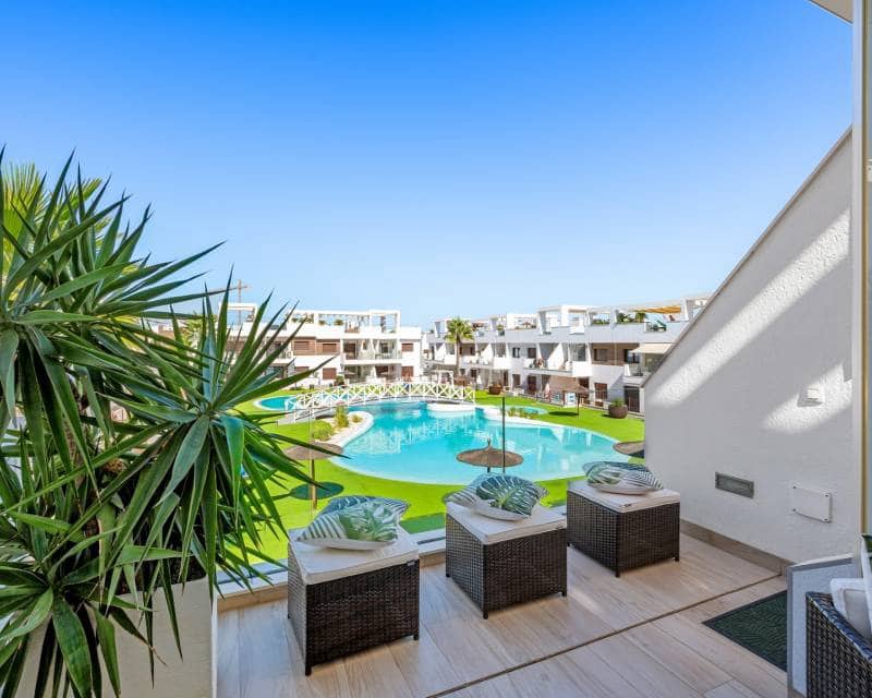 2 soverom Penthouse til salgs i Torrevieja med svømmebasseng - € 295 000 (Ref: 10094818)