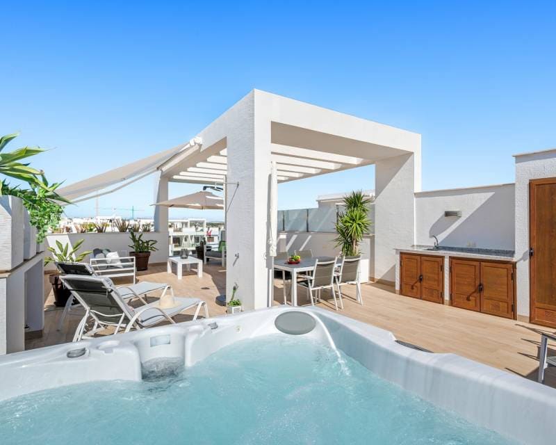 2 soverom Penthouse til salgs i Torrevieja med svømmebasseng - € 295 000 (Ref: 10094818)
