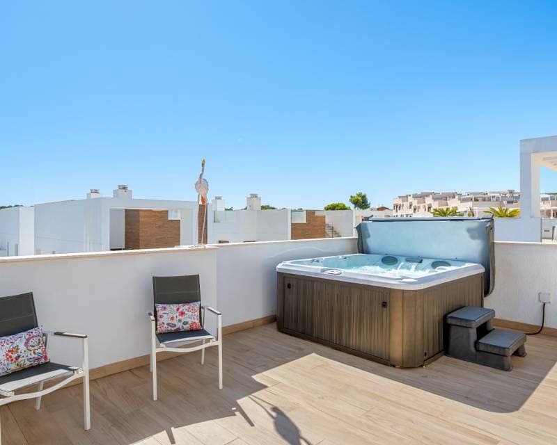 2 soverom Penthouse til salgs i Torrevieja med svømmebasseng - € 295 000 (Ref: 10094818)