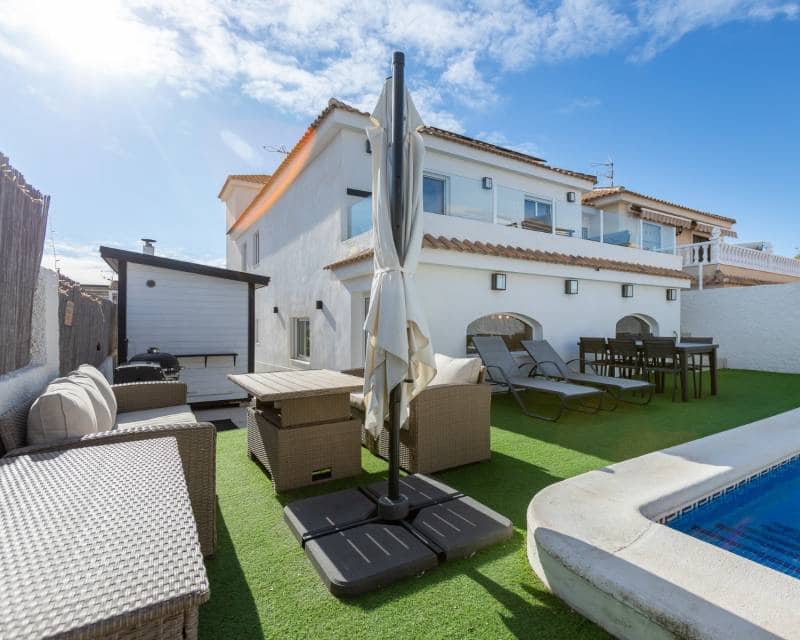 4 makuuhuone Huvila myytävänä paikassa Los Balcones mukana uima-altaan 
autotalli - 549 000 € (Ref: 10101364)