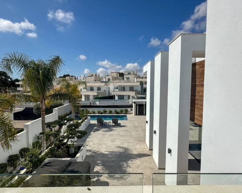 4 soverom Villa til salgs i Villamartin med svømmebasseng garasje - € 2 950 000 (Ref: 10103567)