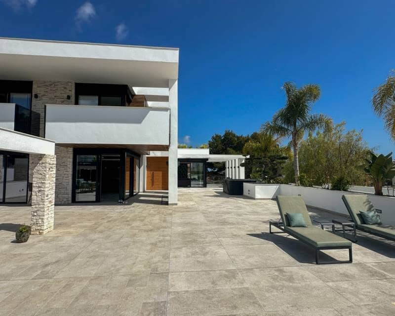 4 soverom Villa til salgs i Villamartin med svømmebasseng garasje - € 2 950 000 (Ref: 10103567)