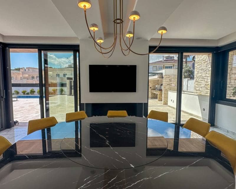 4 soverom Villa til salgs i Villamartin med svømmebasseng garasje - € 2 950 000 (Ref: 10103567)