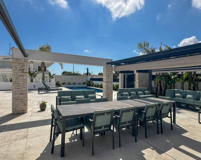 4 soverom Villa til salgs i Villamartin med svømmebasseng garasje - € 2 950 000 (Ref: 10103567)