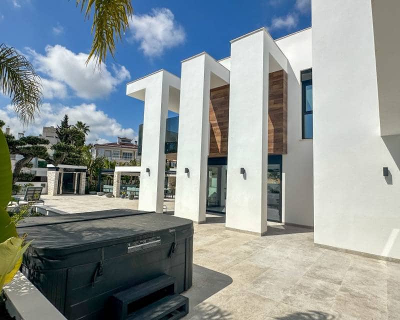 4 soverom Villa til salgs i Villamartin med svømmebasseng garasje - € 2 950 000 (Ref: 10103567)