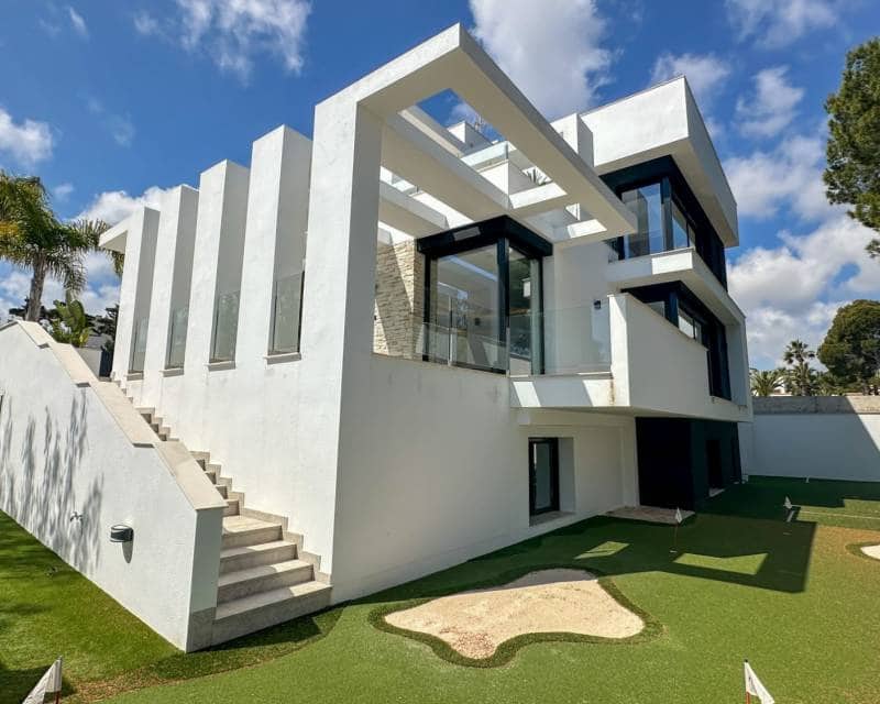 4 soverom Villa til salgs i Villamartin med svømmebasseng garasje - € 2 950 000 (Ref: 10103567)
