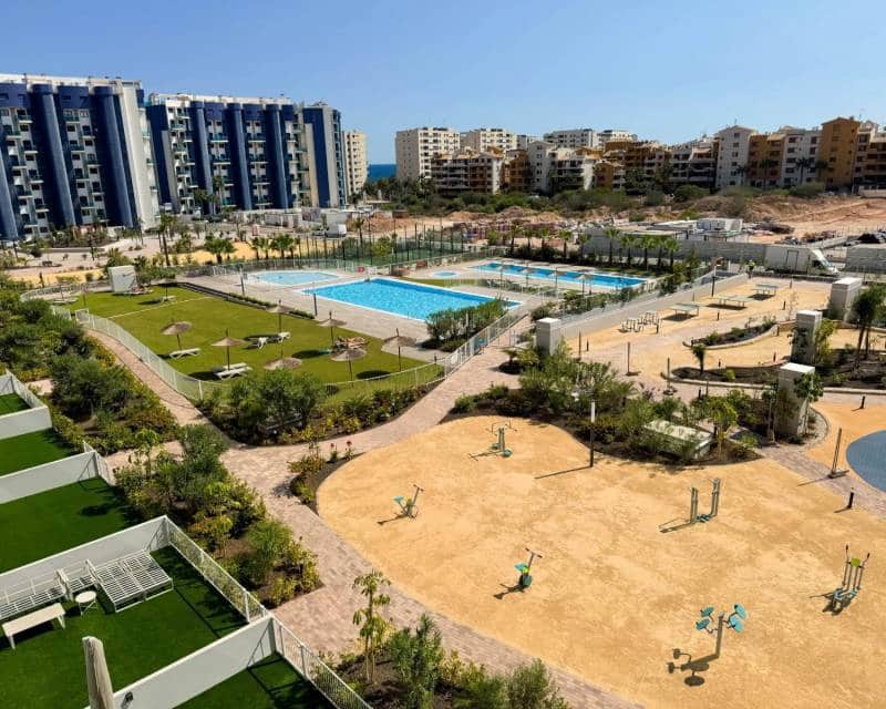 Apartamento de 2 habitaciones en Torrevieja en venta con piscina - 379.000 € (Ref: 10103568)