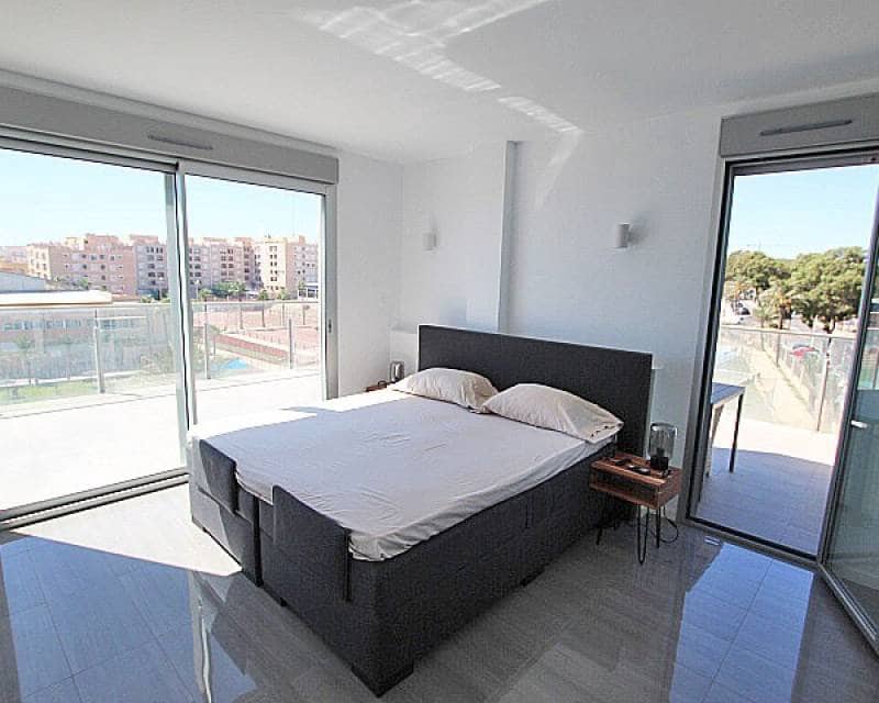 3 soverom Villa til salgs i Guardamar del Segura med svømmebasseng garasje - € 849 900 (Ref: 10106512)