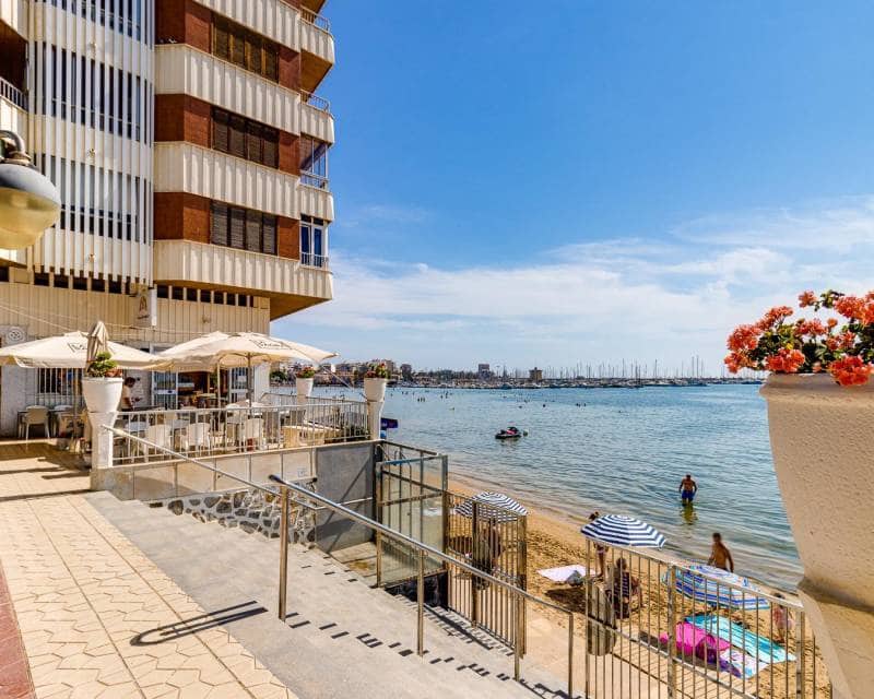 Apartamento de 3 habitaciones en Torrevieja en venta con piscina garaje - 249.000 € (Ref: 10165387)