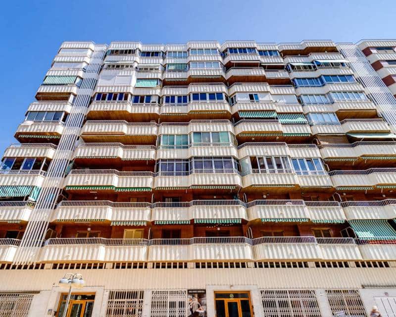 Apartamento de 3 habitaciones en Torrevieja en venta con piscina garaje - 249.000 € (Ref: 10165387)