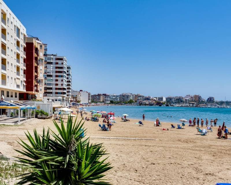 Apartamento de 3 habitaciones en Torrevieja en venta con piscina garaje - 249.000 € (Ref: 10165387)