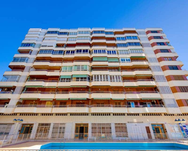 Apartamento de 3 habitaciones en Torrevieja en venta con piscina garaje - 249.000 € (Ref: 10165387)