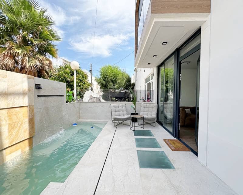 3 soveværelse Byhus til salg i Torrevieja med swimmingpool - € 539.000 (Ref: 10171845)