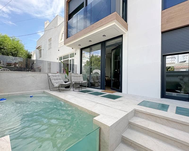 3 soveværelse Byhus til salg i Torrevieja med swimmingpool - € 539.000 (Ref: 10171845)