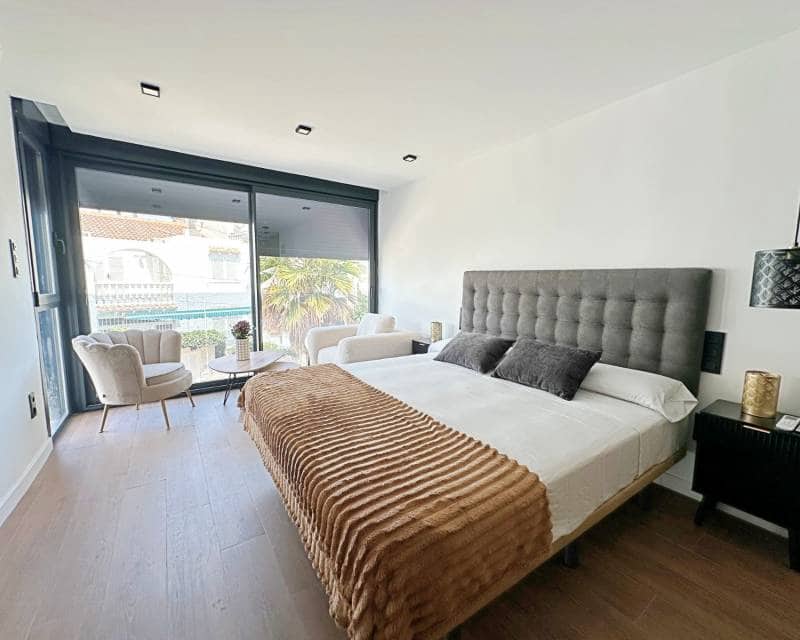 3 soveværelse Byhus til salg i Torrevieja med swimmingpool - € 539.000 (Ref: 10171845)