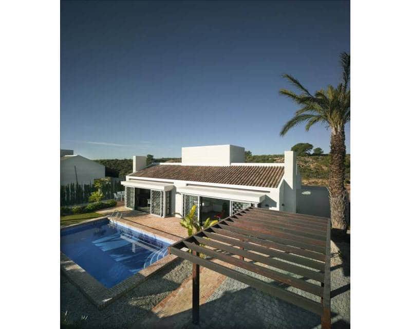 Chalet de 4 habitaciones en La Peraleja Golf Resort en venta con piscina - 625.000 € (Ref: 10183544)