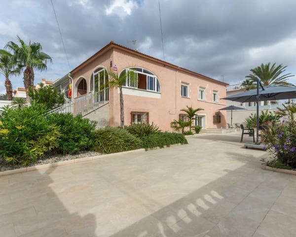 Pareado de 3 habitaciones en Punta Prima, Torrevieja en venta con piscina - 680.000 € (Ref: 10185972)