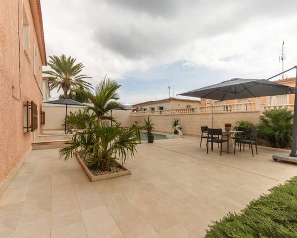 Pareado de 3 habitaciones en Punta Prima, Torrevieja en venta con piscina - 680.000 € (Ref: 10185972)