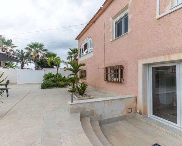 Pareado de 3 habitaciones en Punta Prima, Torrevieja en venta con piscina - 680.000 € (Ref: 10185972)