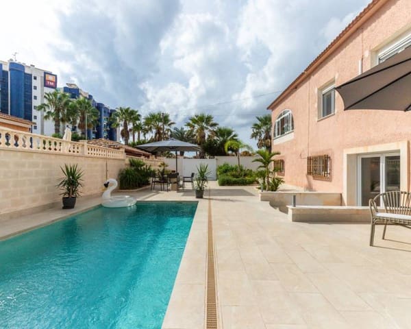 Pareado de 3 habitaciones en Punta Prima, Torrevieja en venta con piscina - 680.000 € (Ref: 10185972)