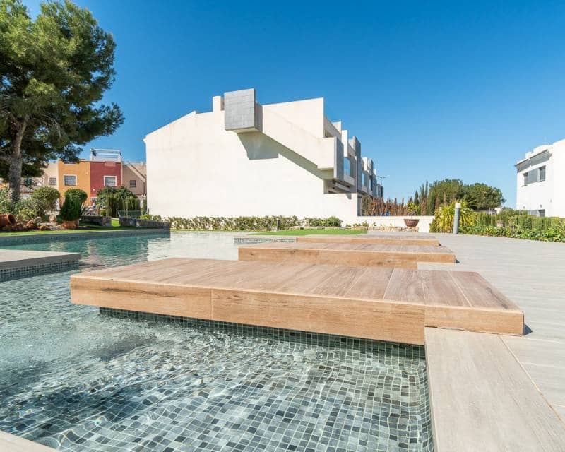 3 sypialnia Dom na sprzedaż w Torrevieja z basenem - 299 900 € (Ref: 6966259)