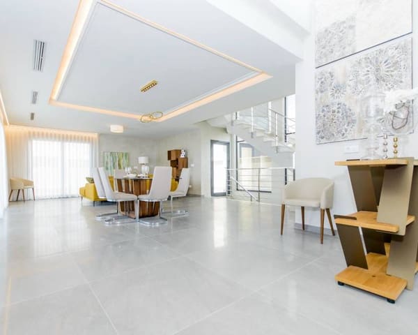 Chalet de 3 habitaciones en San Miguel de Salinas en venta con piscina garaje - 1.250.000 € (Ref: 7678134)