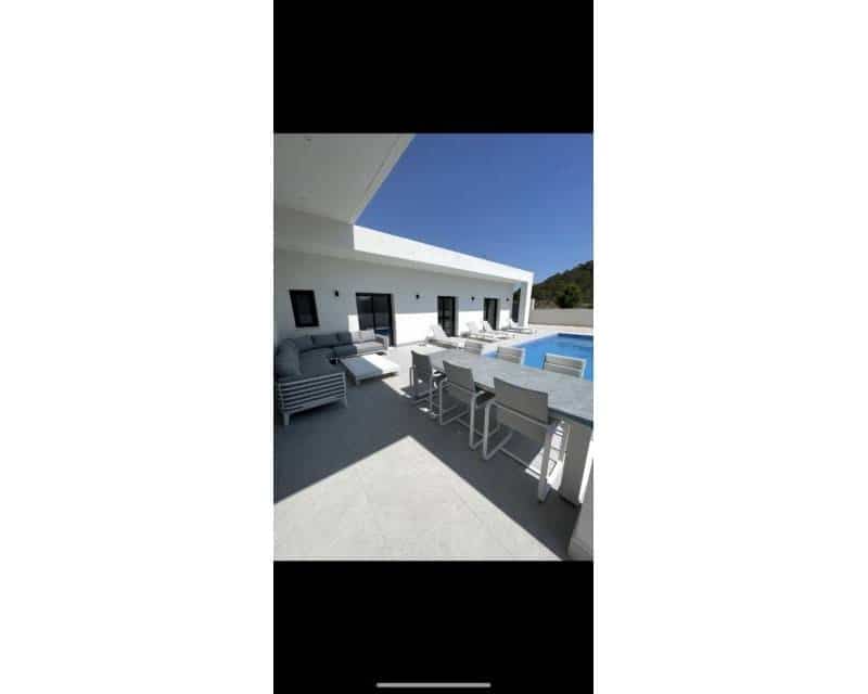 3 bedroom Villa for sale in La Romana with pool - € 360,000 (Ref: 7824564)