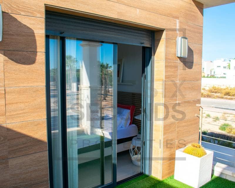 2 soveværelse Rækkehus til salg i Ciudad Quesada med swimmingpool - € 336.000 (Ref: 7936592)