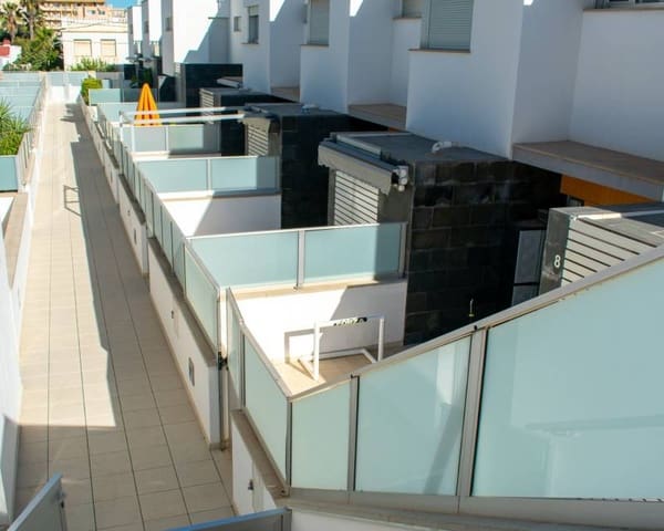 4 slaapkamer Rijtjeshuis te koop in Guardamar Playa, Guardamar del Segura met zwembad - € 550.000 (Ref: 8036008)