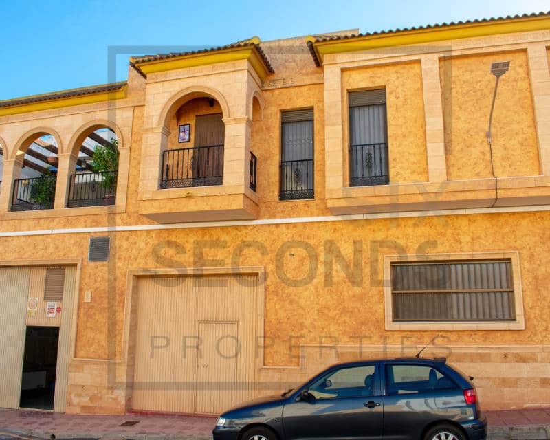 4 bedroom Villa for sale in Guardamar del Segura with garage - € 485,000 (Ref: 8098049)