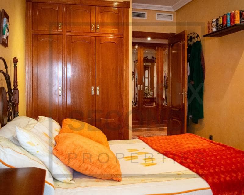 4 bedroom Villa for sale in Guardamar del Segura with garage - € 485,000 (Ref: 8098049)