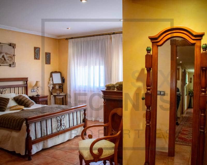 4 bedroom Villa for sale in Guardamar del Segura with garage - € 485,000 (Ref: 8098049)