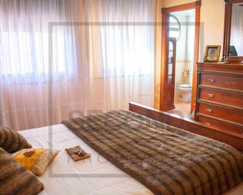 4 bedroom Villa for sale in Guardamar del Segura with garage - € 485,000 (Ref: 8098049)