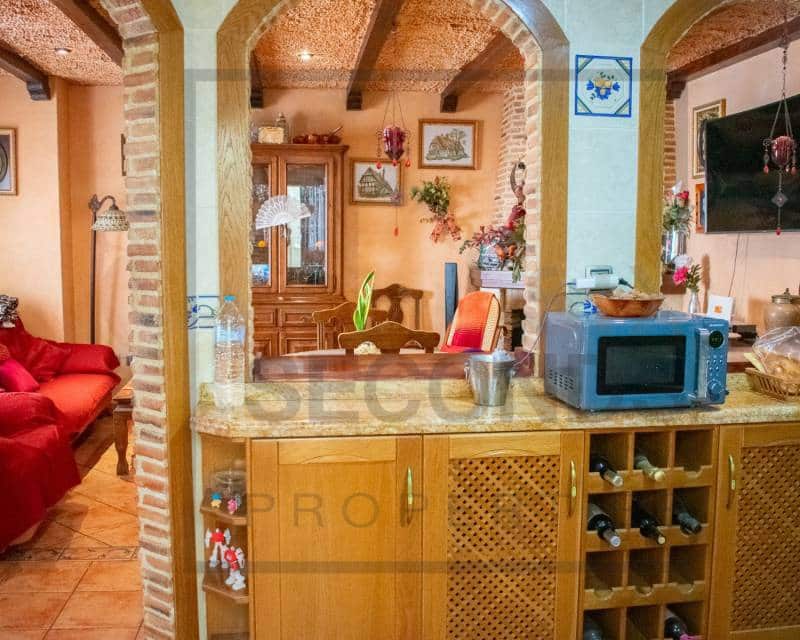 4 bedroom Villa for sale in Guardamar del Segura with garage - € 485,000 (Ref: 8098049)