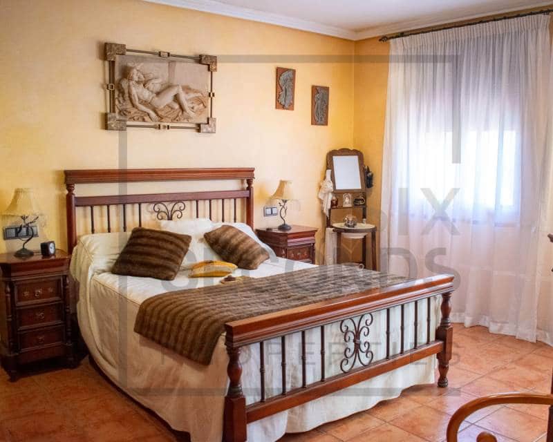 4 bedroom Villa for sale in Guardamar del Segura with garage - € 485,000 (Ref: 8098049)