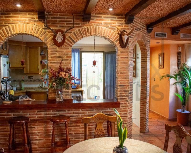 4 bedroom Villa for sale in Guardamar del Segura with garage - € 485,000 (Ref: 8098049)