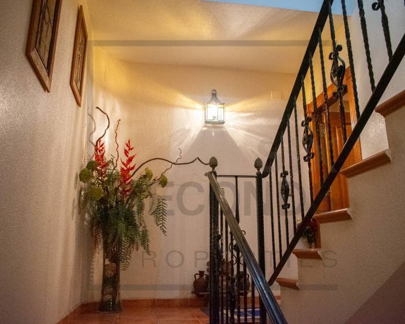 4 bedroom Villa for sale in Guardamar del Segura with garage - € 485,000 (Ref: 8098049)