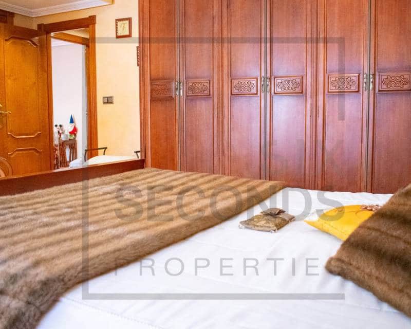 4 bedroom Villa for sale in Guardamar del Segura with garage - € 485,000 (Ref: 8098049)