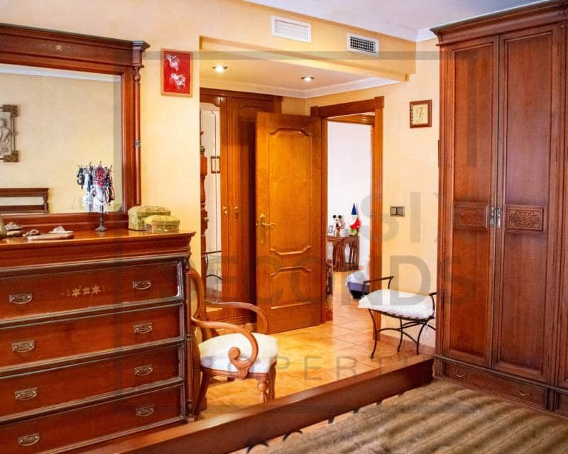 4 bedroom Villa for sale in Guardamar del Segura with garage - € 485,000 (Ref: 8098049)