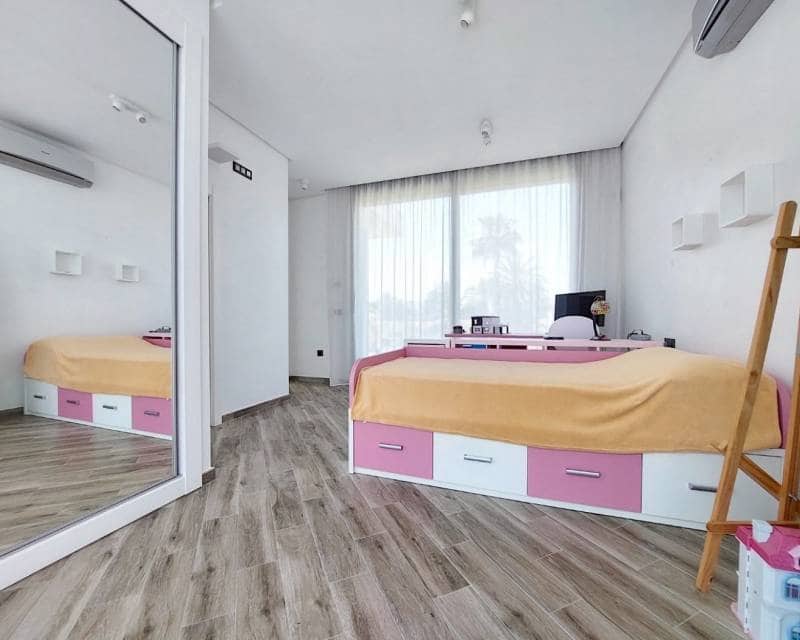 3 slaapkamer Villa te koop in Torrevieja met zwembad - € 709.000 (Ref: 8101264)