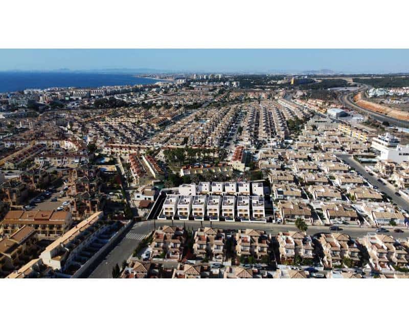 3 soveværelse Semi-Rækkehus til salg i La Zenia med swimmingpool - € 495.000 (Ref: 8345866)